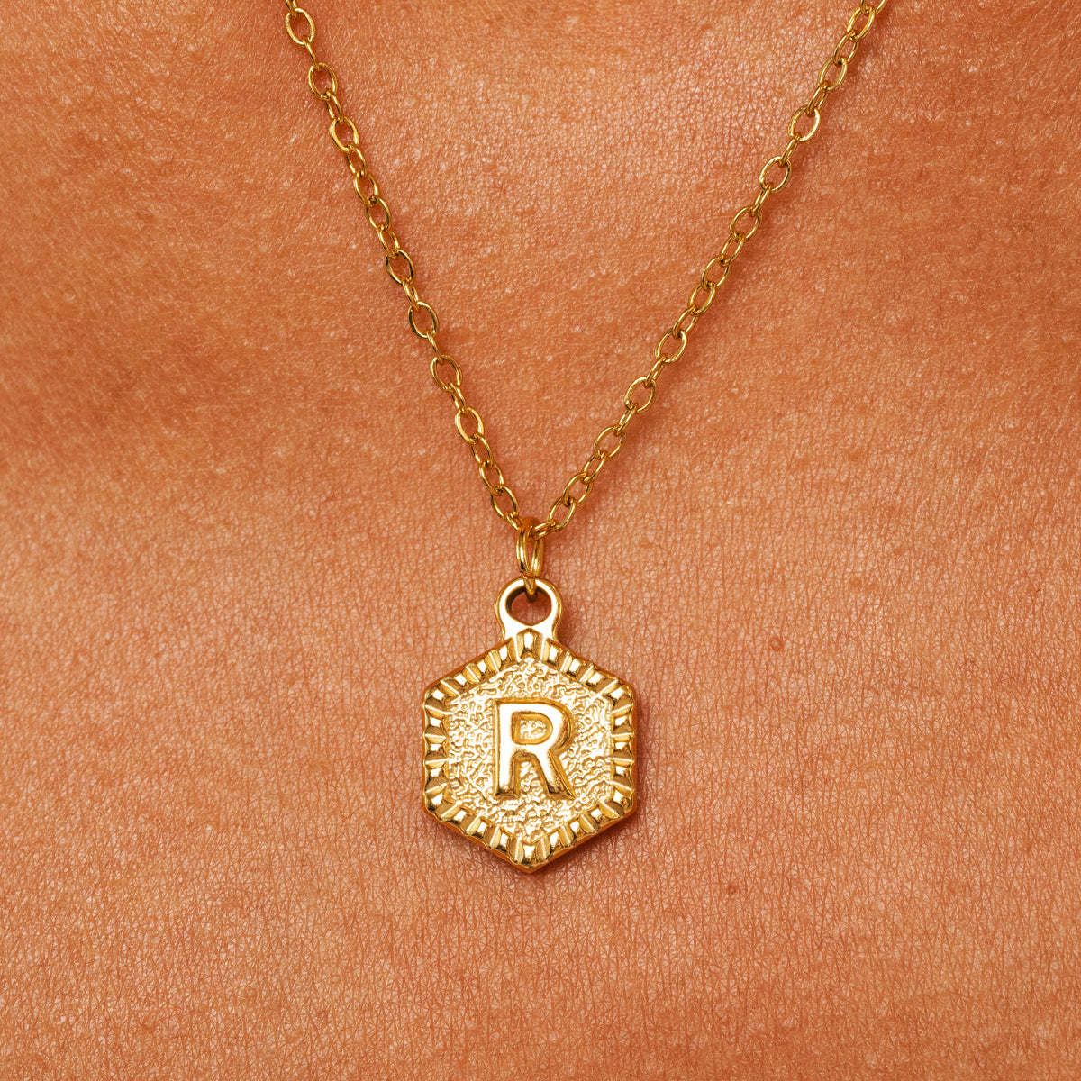 Colar Inicial Hexagonal Banhado a Ouro 18k