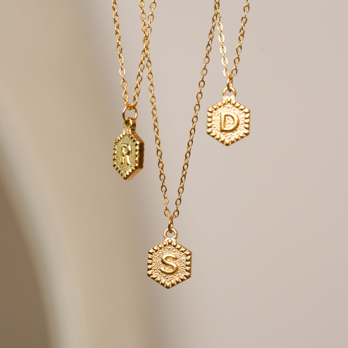 Colar Inicial Hexagonal Banhado a Ouro 18k