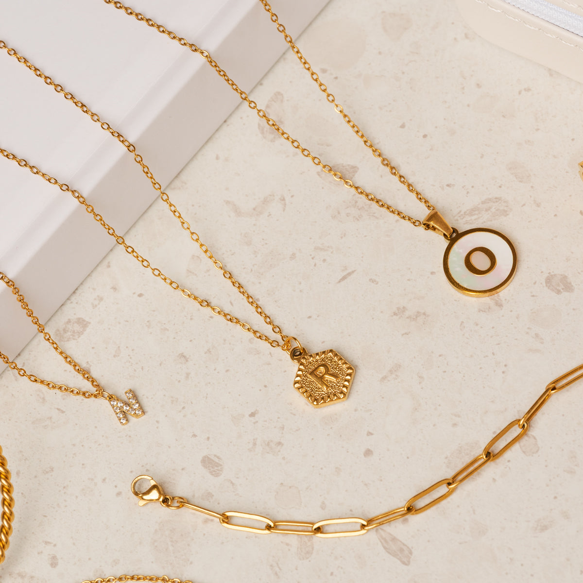 Colar Inicial Hexagonal Banhado a Ouro 18k