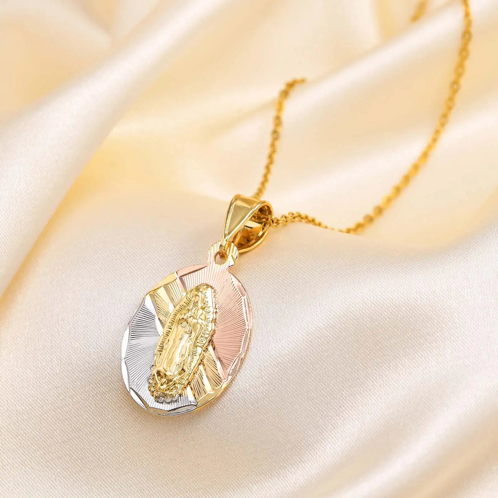 Colar Pingente Vigem Maria Tricolor