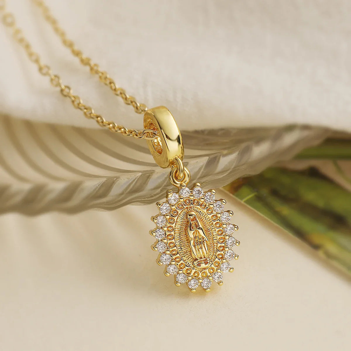 Colar com Pingente Virgem Maria