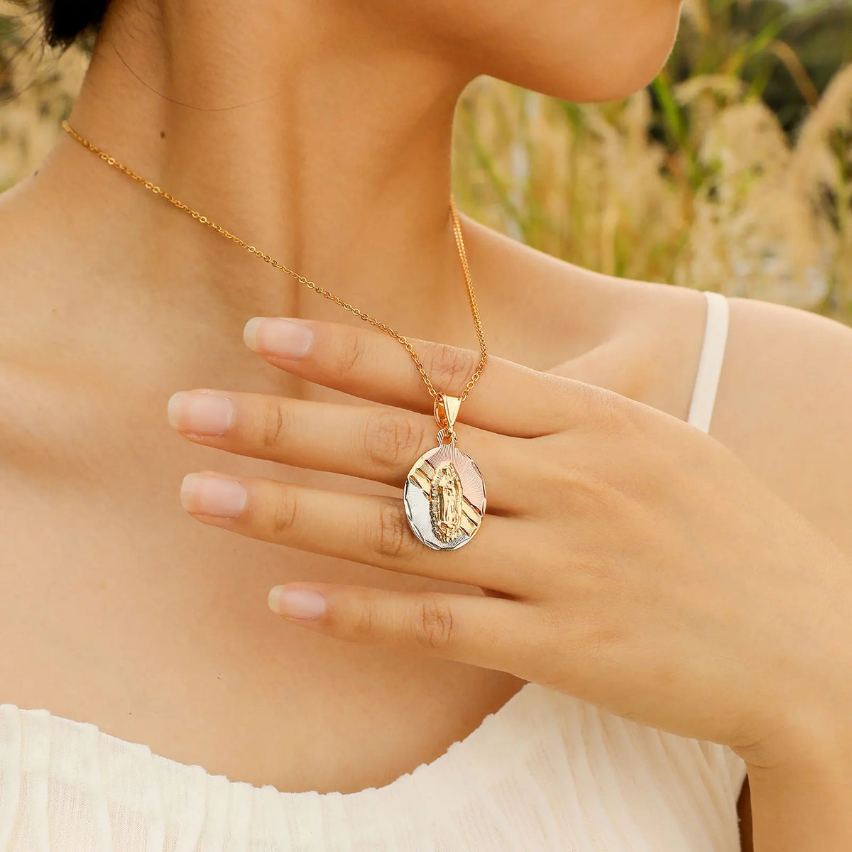 Colar Pingente Vigem Maria Tricolor